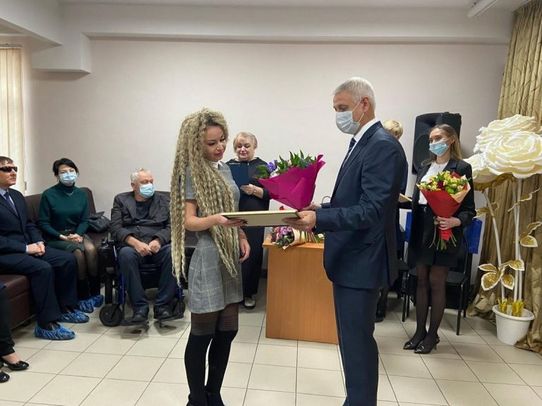 Глава Магнитогорска Сергей Бердников посетил Ресурсный центр для инвалидов