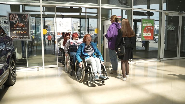 Инвалиды в колясках в торговом центре Магнитогорска