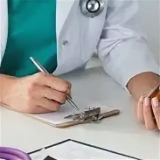 врач заполняет бланк